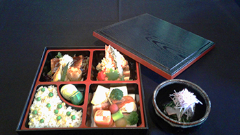 夕食は豪華な松花堂弁当