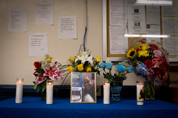 第46分署には祭壇が設けられ、デブラシオ市長やオニールNYPD局長も5日、献花に訪れた(photo: Edwin J. Torres/ Mayoral Photography Office)