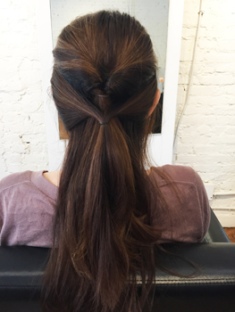 後れ毛を耳横に残し、 サイドの毛を後ろで まとめる。