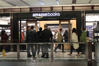 タイム・ワーナー・センターのアマゾンブックス(photo: 本紙)