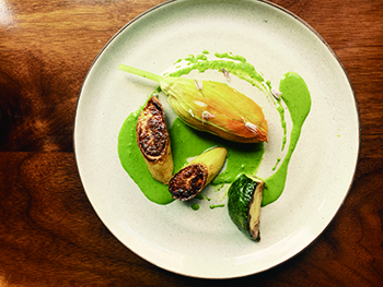 ズッキーニの花〜蟹と帆立のファルシ、紫蘇のオイル」