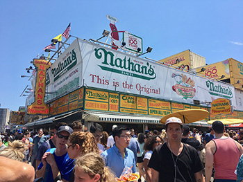今年の７月４日（独立記念日）。恒例の「ホットドッグ早食い競争」でにぎわうネイサンズ本店前