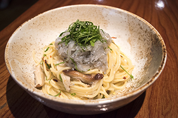 日本産の生シラスたっぷり！ 夏らしい爽やかな「生シラスの冷製ペペロンチーノ」