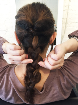 残った毛束を ３等分して 三つ編みにして、 裏側をほぐす。