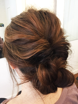 スプレーなどで 少し固めて、 後れ毛をコテで軽く 巻いたら完成。