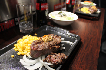 立ち食いながらも本格的なステーキ(photo: Yuka Takeuchi / 本紙)