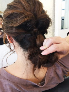 三つ編み部分をくるくると 上に向かって巻いていき、 Uピンでゴムの部分に 噛ませて留める。