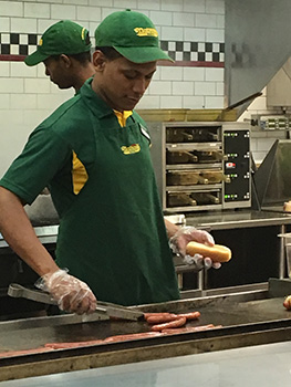 最も忙しいこの時期は1分間に100〜150本販売。これを4人のグリル担当でこなす