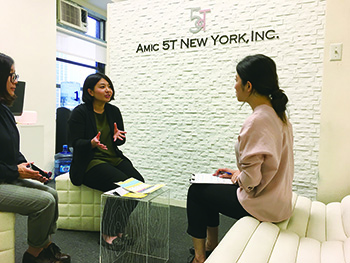 優しい笑顔の癒し系女子が、懇切丁寧に説明してくれる