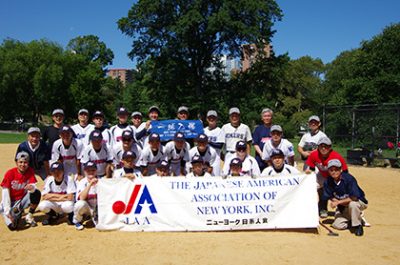 同プログラムは2014年、野球監督のボビー・バレンタインさんとJAA、絆基金がスタート。今年は45人の日米野球少年が合宿やトーナメント試合を行う。写真は試合終了後に撮影 （photo: Asami Kato / 本紙）