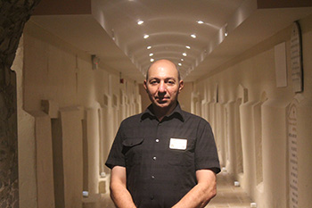 旧セントパトリック大聖堂(右上)のカタコンベ(左)のツアーを主催するトミー・ウィルキンソンさん(右下)(photo: Akihiko Hirata / 本紙)