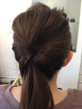 頭のてっぺんから後頭部にかけて髪を少しつまんでボリュームを出す。