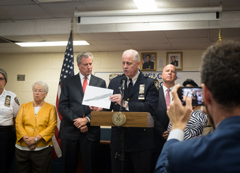 27日、同校と同じ建物に入る公立小学校で会見するジェームス・オニールNYPD本部長(右)とデブラシオ市長(左)(photo :Edwin J. Torres/Mayoral Photography Office)