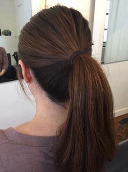 後頭部の中心辺りで1つにまとめる。