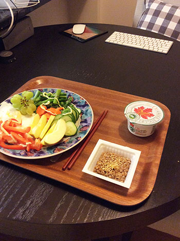 目玉焼きに野菜、ヨーグルトに納豆という朝食メニュー。「これにご飯が1杯付きます」と小柳先生