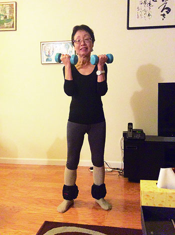 自宅で毎朝20から30分、５ポンドのダンベルと、２ポンドのアンクルウエートで筋トレ