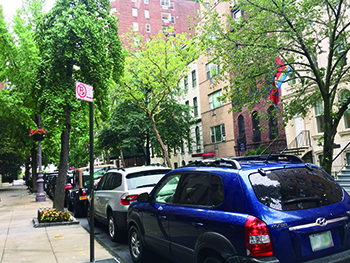 駐車スペースを探すのが困難なマンハッタンでは、違反駐車も多い（photo: Asami Kato / 本紙）