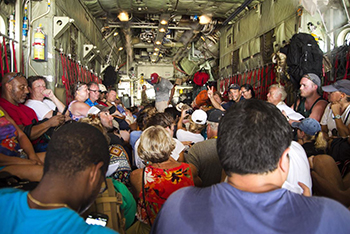 被災地から避難する人々（photo：U.S. Department of Defense）