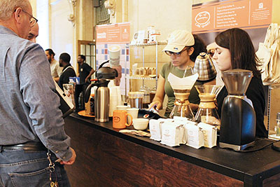 丁寧にコーヒーをドリップするカフェグランピー。イベントにはザロズ、ジョー、オーレンズ、フィナンシェ、ブラウンズビルロースターズ、アービング・ファーム・コーヒー・ロースターズ、シェイクシャックが参加 (photo: 本紙)