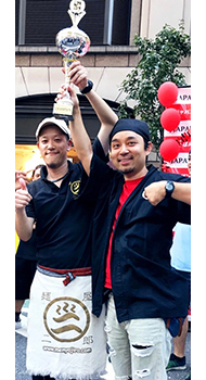 ラーメンコンテスト2017のチャンピオン、麺屋二郎の安間さん（左）と、古川さん