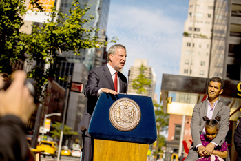 22日、マンハッタン区で渋滞緩和計画について発表するデブラシオ市長（photo: Benjamin Kanter/Mayoral Photo Office）