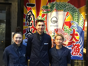 （左）永井由起　オペレーションマネージャー、（中）ダミアン店長、（右）ジョーダン 　キッチンマネージャー