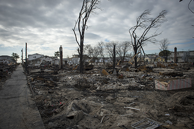 10月29日に火災が発生、洪水のため消火活動が遅れ100世帯が灰と化した、クイーンズ区のブリージーポイント＝2012年11月13日撮影 （photo: FEMA）