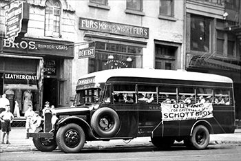 イーストブロードウェー96番地にあった本店前。恒例の社員旅行でバスをチャーター。この日の目的地はコニーアイランド（1933年７月22日撮影）
