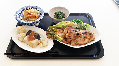 仲野先生は、料理は「からっきし」。夫人の秀佳さんが毎日栄養バランスを考えて作ってくれる。献立のキーワードは「タンパク質」だそう