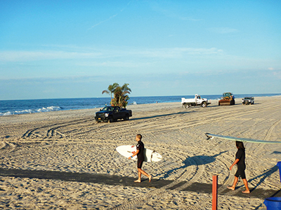 15年間続けているサーフィン。週末はロングアイランドのロングビーチへ。 「つい４時間も海に出ちゃう」と、やりすぎを反省（photo : Masahiro Noguchi）