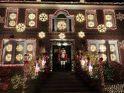 見学のベストタイムは日没から午後9時。12月31日まで=26日午後6時20分撮影=Akihiko Hirata / 本紙