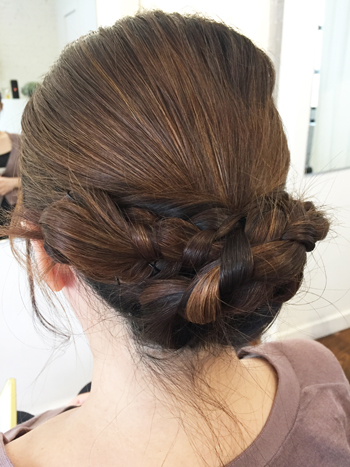 残った左側の三つ編みも同じ要領で留める。