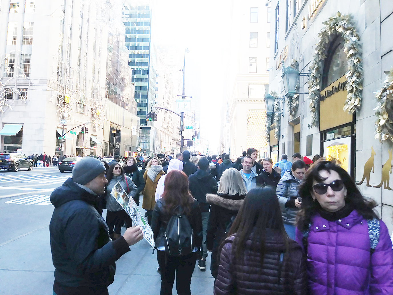 買い物客でにぎわうマンハッタン区5番街=24日撮影(photo: 本紙)