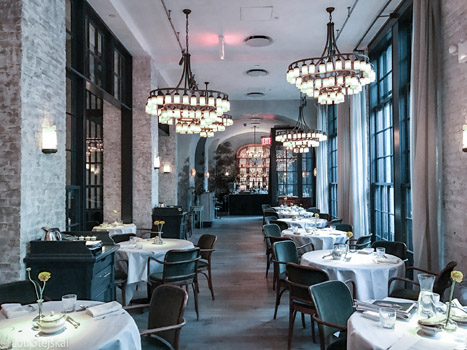 フレンチレストラン「ル・クークー」(photo: Lou Stejskal)