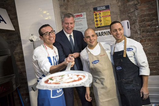 ソルビッロさん(左)とデブラシオ市長(中央左)(photo: Ed Reed/Mayoral Photography Office)