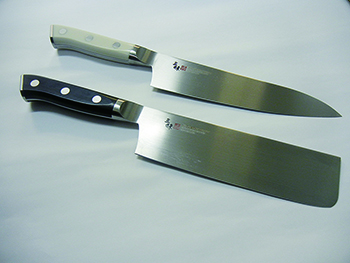 ギフトにも最適な牛刀(上)と菜切