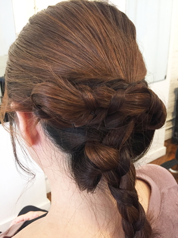 右側の三つ編みを左耳後ろ辺りでピンを使い留める。