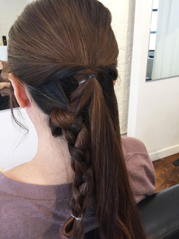 上下のまとめた髪と残りの髪を左右に分け、三つ編みにし、毛先が輪になるようゴムで結ぶ。