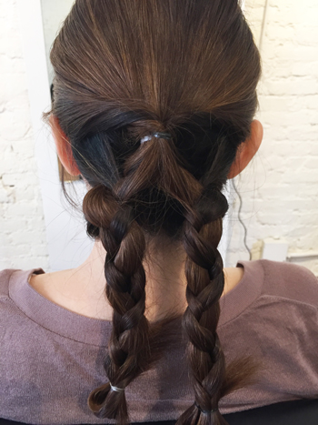 反対側も同じ要領で三つ編みにする。