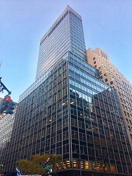 ファイザーのグローバル本社ビル。1９６１年竣工の34階建ビルは老朽化のため２０１９年半ばに市内の別の場所に移転する予定