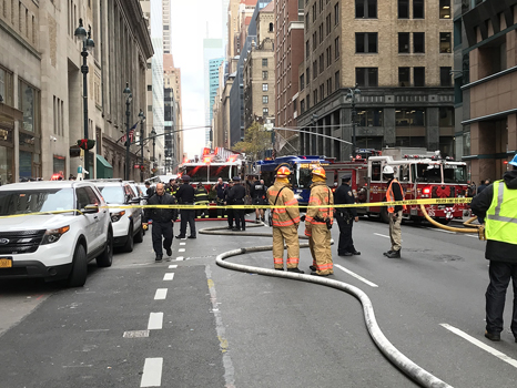 一時騒然となったグレイバービルの入り口=午前10時23分撮影(photo: Akihiko Hirata / 本紙)