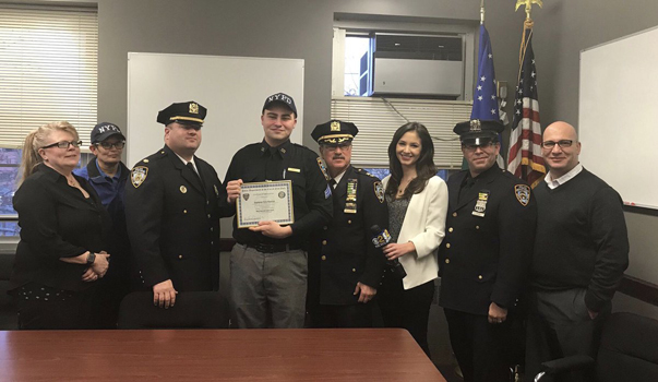 ローマンさん(中央左)とデラトーレ署長(中央右) NYPD第121分署のツイッター(@NYPD121Pct)より