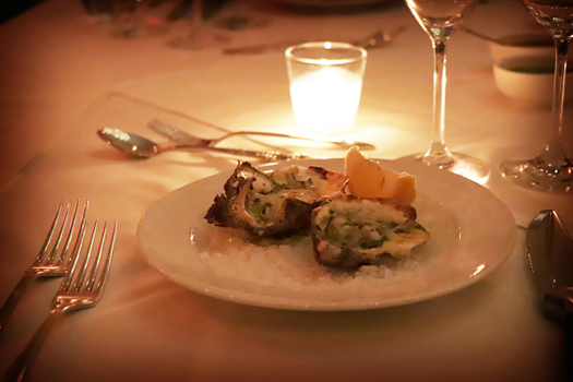 チーズをのせてグリルしたオイスターも人気