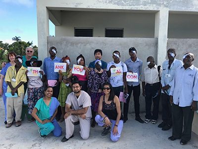 2017年夏、初めて海外眼科医師団に参加。ハイチに赴き、ボランティアで約70人の眼科手術をした（後列中央が遊馬先生）