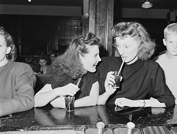 ソーダファウンテンでコカ・コーラを楽しむ女性たち（1946年ケンタッキー州フロイド郡で撮影）photo: Russell Lee