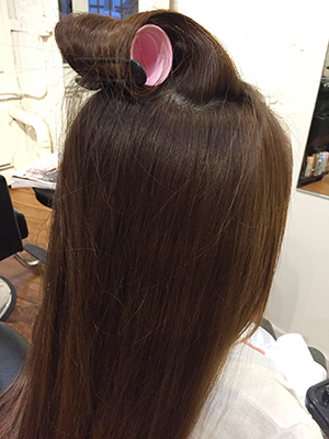 根元のボリュームを 出すためトップを 軽く巻く。