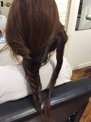 残りの３分の２の毛束も フィッシュボーン編みにし軽くほぐす。