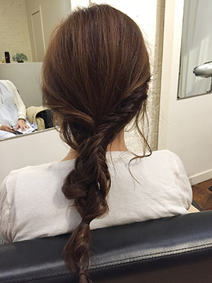 フィッシュボーン編みにした２つをまとめ、 毛先をゴムで、中央をＵピンで留める。