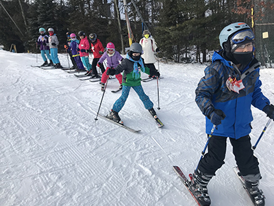 スキーを楽しむ子どもたち