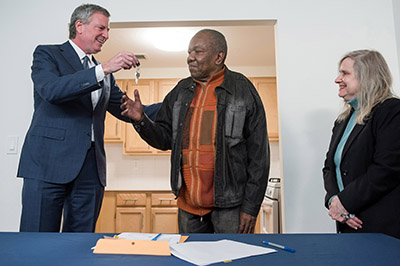 入居者に鍵を手渡す市長（左）（photo: Ed Reed/Mayoral Photography Office）